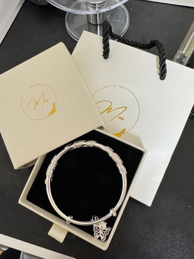 シルバー製 S999フローラル ブレスレット蝶のチャーム付き錆防止サイズ調整可能