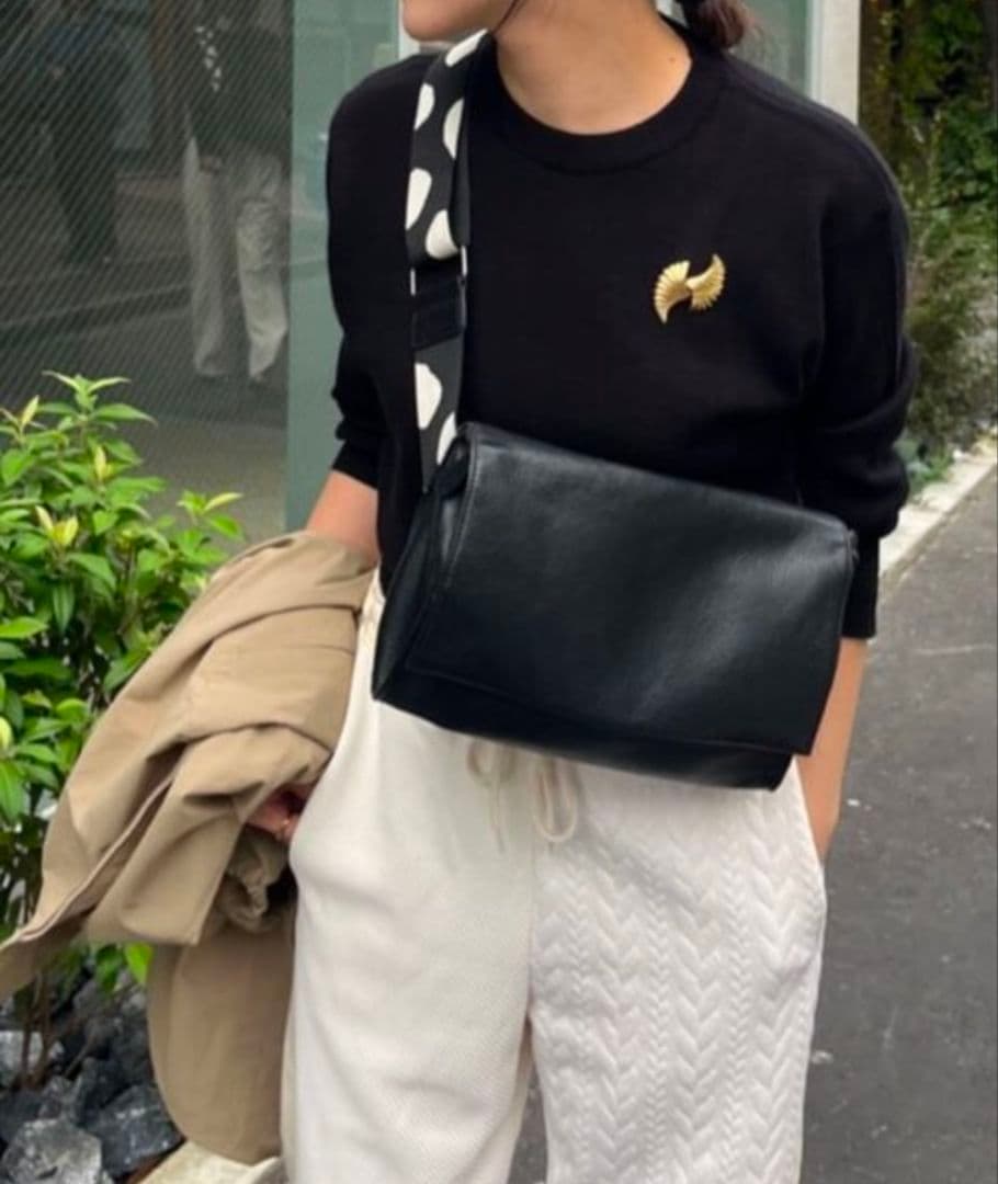 新品未使用 本革 軽量 柄ワイドテープショルダーバッグ ブラック