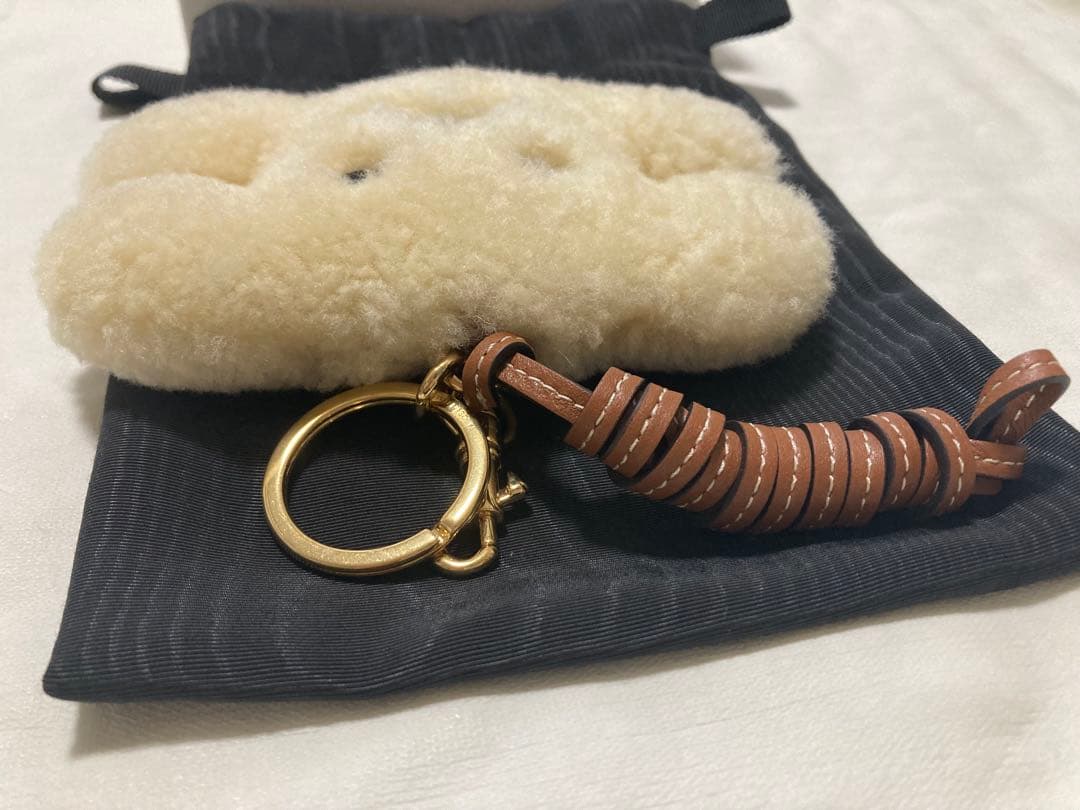 週末限定価格 セリーヌ トリオンフ ポンポンチャーム 犬 ストラップ