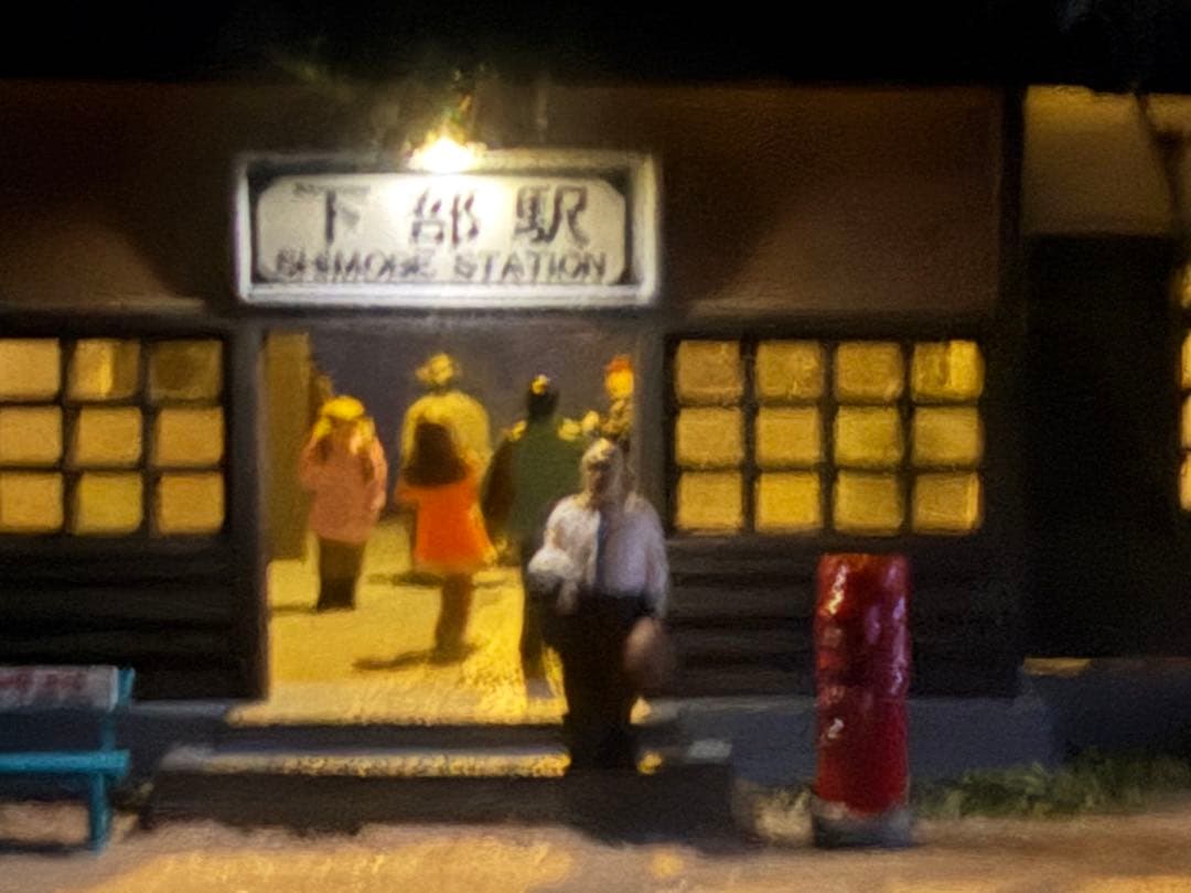 昭和をかもしだす懐かしの停車場、昼と夜の現風景、神戸梅田、レトロ夢の希少逸品。