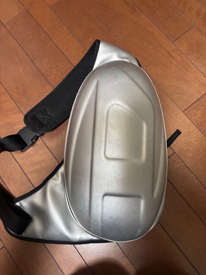 DIESEL メタリックフェイクレザー　スリングバッグ