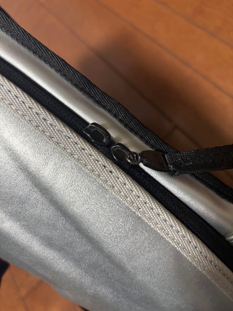 DIESEL メタリックフェイクレザー　スリングバッグ