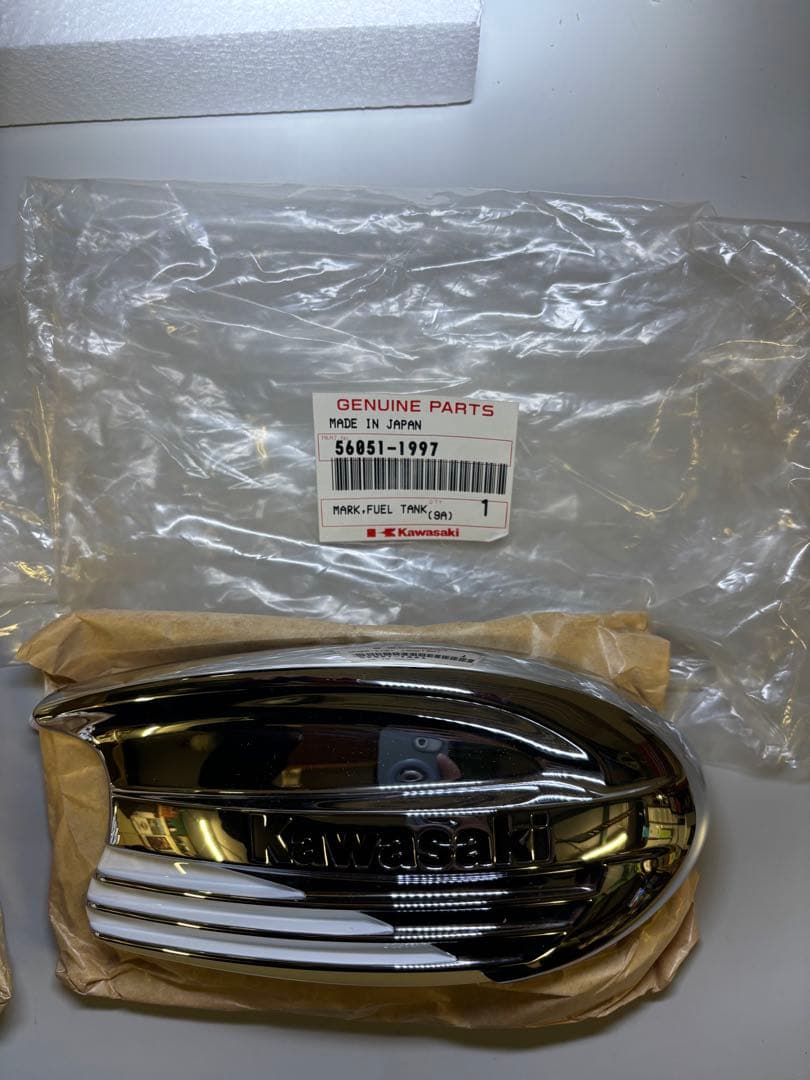 Kawasaki w650 タンク　純正　エンブレム、ニーパット付属
