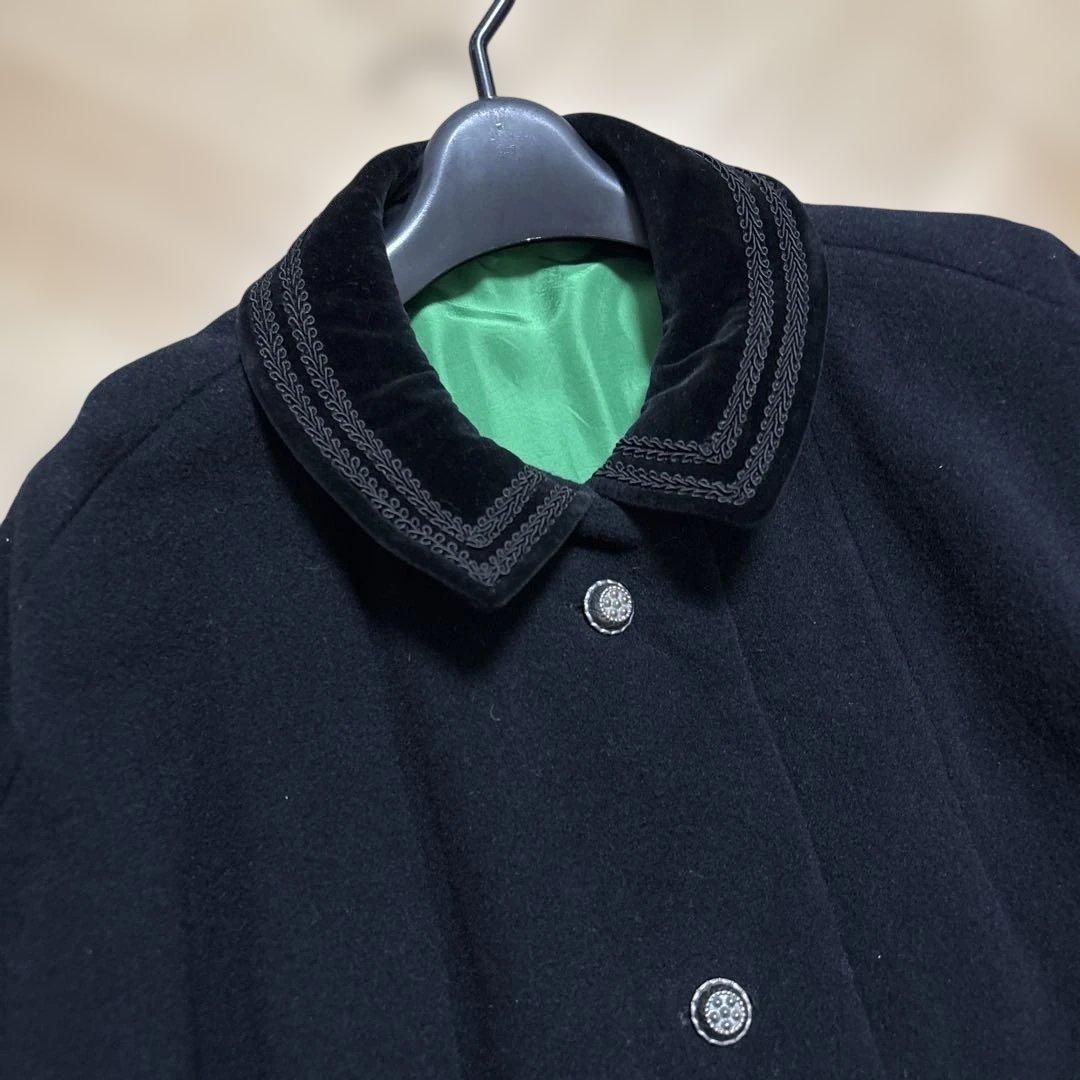 黒のポンチョスタイルケープコート