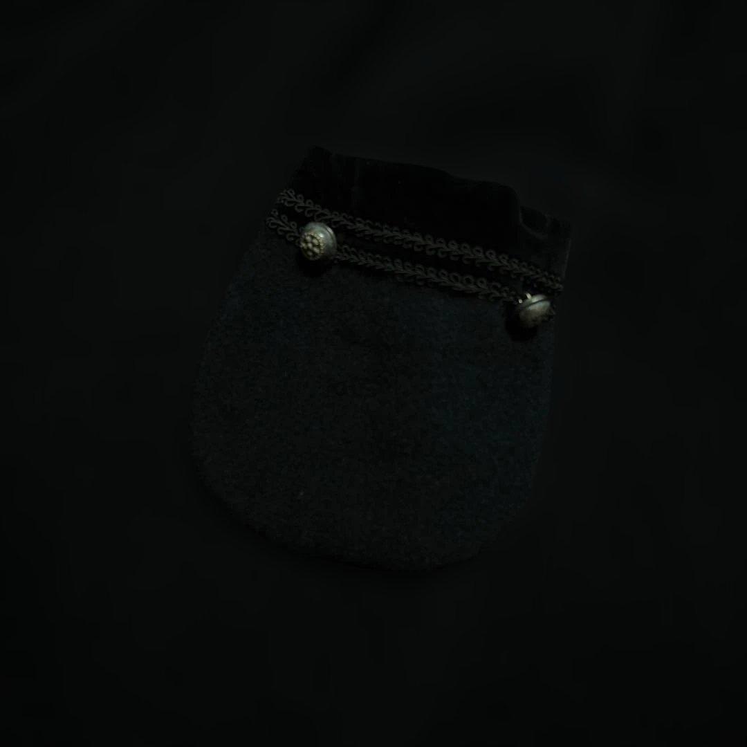 黒のポンチョスタイルケープコート