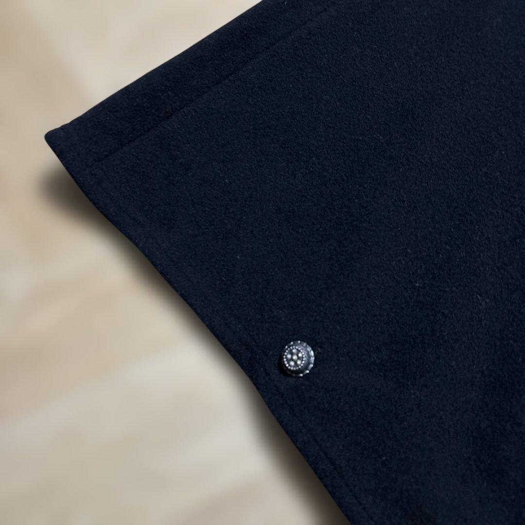 黒のポンチョスタイルケープコート