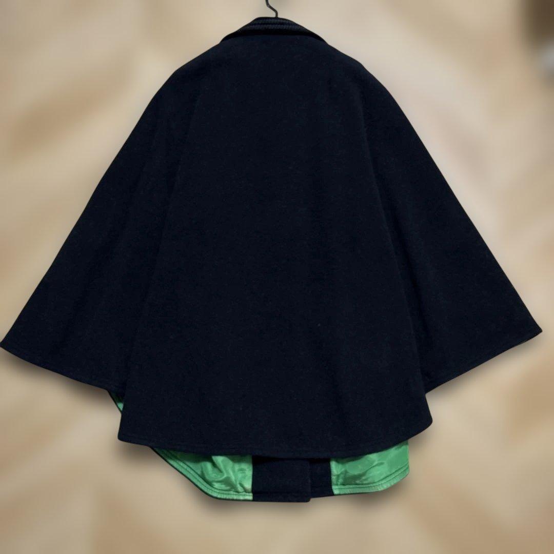 黒のポンチョスタイルケープコート