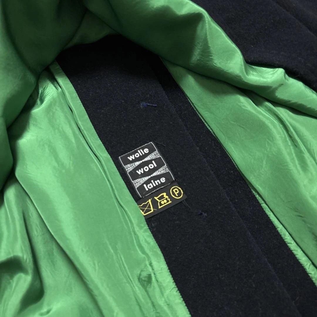 黒のポンチョスタイルケープコート