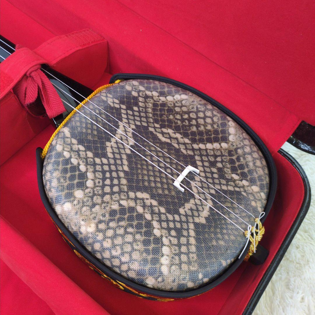 美品 沖縄三線 人工皮 蛇柄 弦楽器 琉球 黒塗り ケース付 初心者 入門モデル