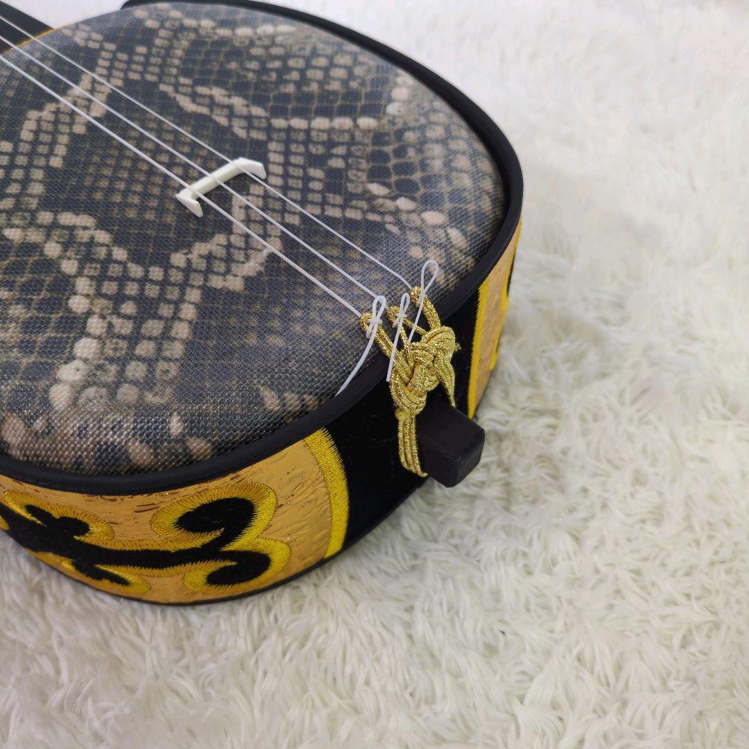 美品 沖縄三線 人工皮 蛇柄 弦楽器 琉球 黒塗り ケース付 初心者 入門モデル