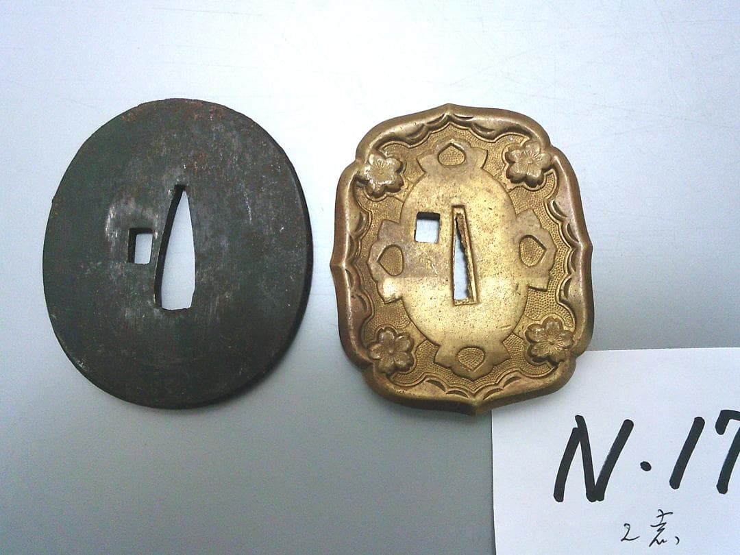 掘出し！【軍刀鐔 鍔 つば　2種類　小道具・N17・ミリタリー】縁頭目貫　刀装具