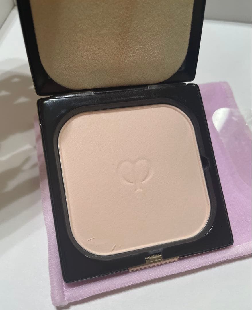 クレドポーボーテ エレガントスリムプードルコンパクトエサンシエルｎ　高級ケース