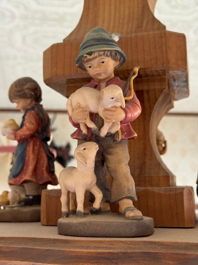 木製シャンデリア 人形付き フリルシェード　ドイツ工芸品