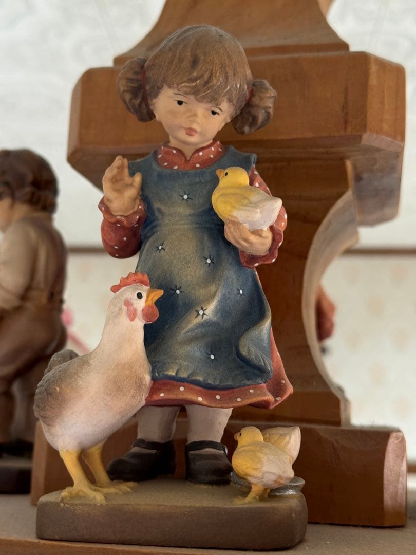 木製シャンデリア 人形付き フリルシェード　ドイツ工芸品