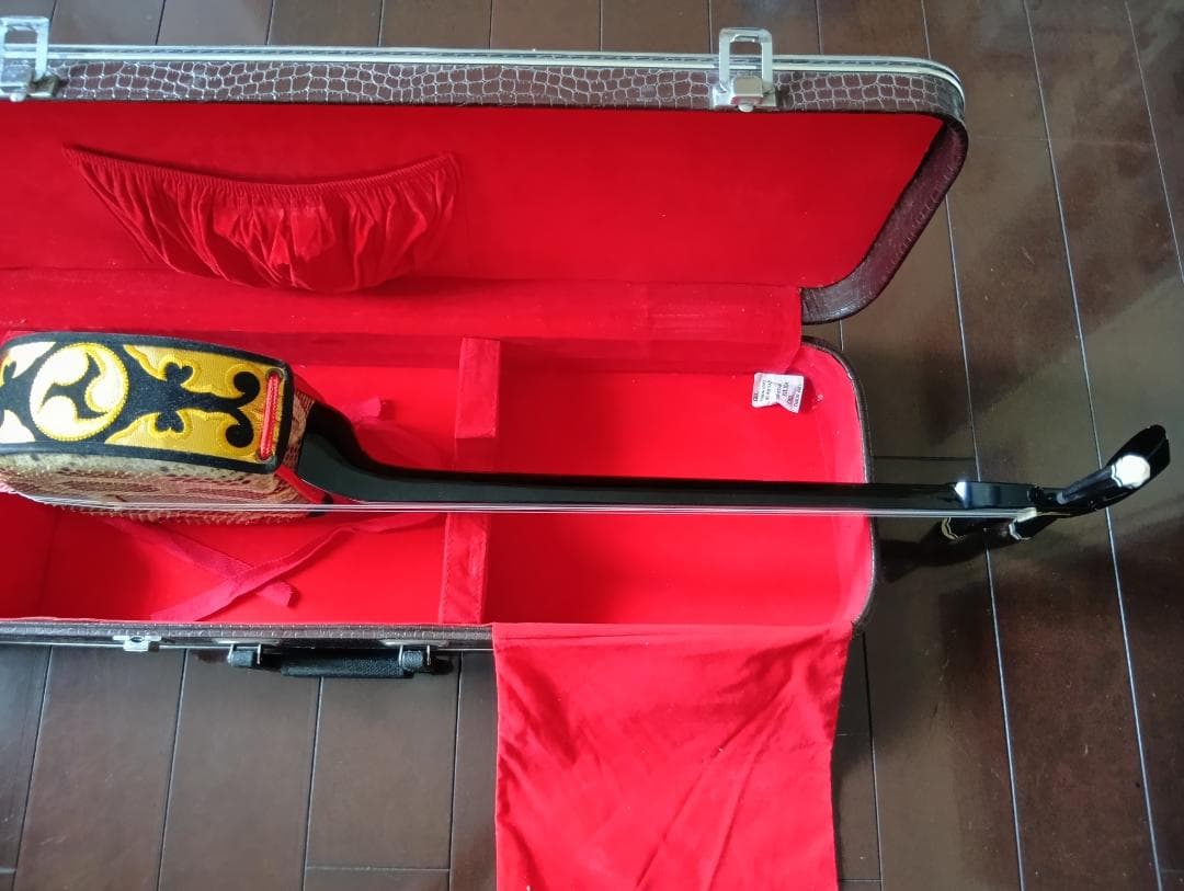 【中古・美品】沖縄 三線 本革 本蛇皮 和楽器 ハードケース＋付属品付