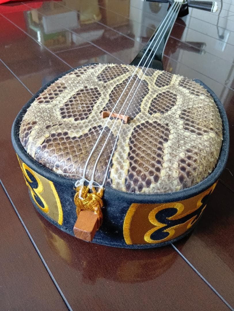 【中古・美品】沖縄 三線 本革 本蛇皮 和楽器 ハードケース＋付属品付