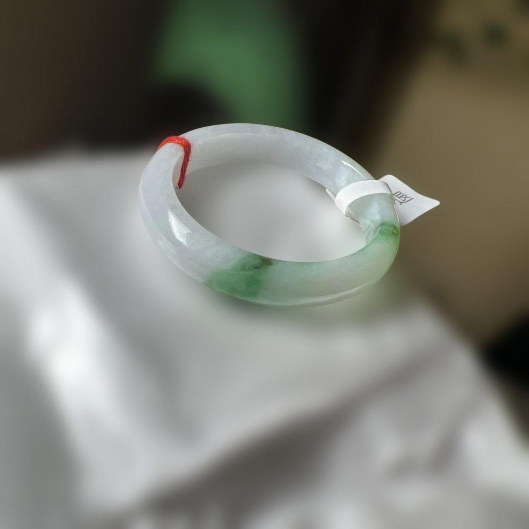 純天然本翡翠バングル 緑と白のグラデーションが美しい