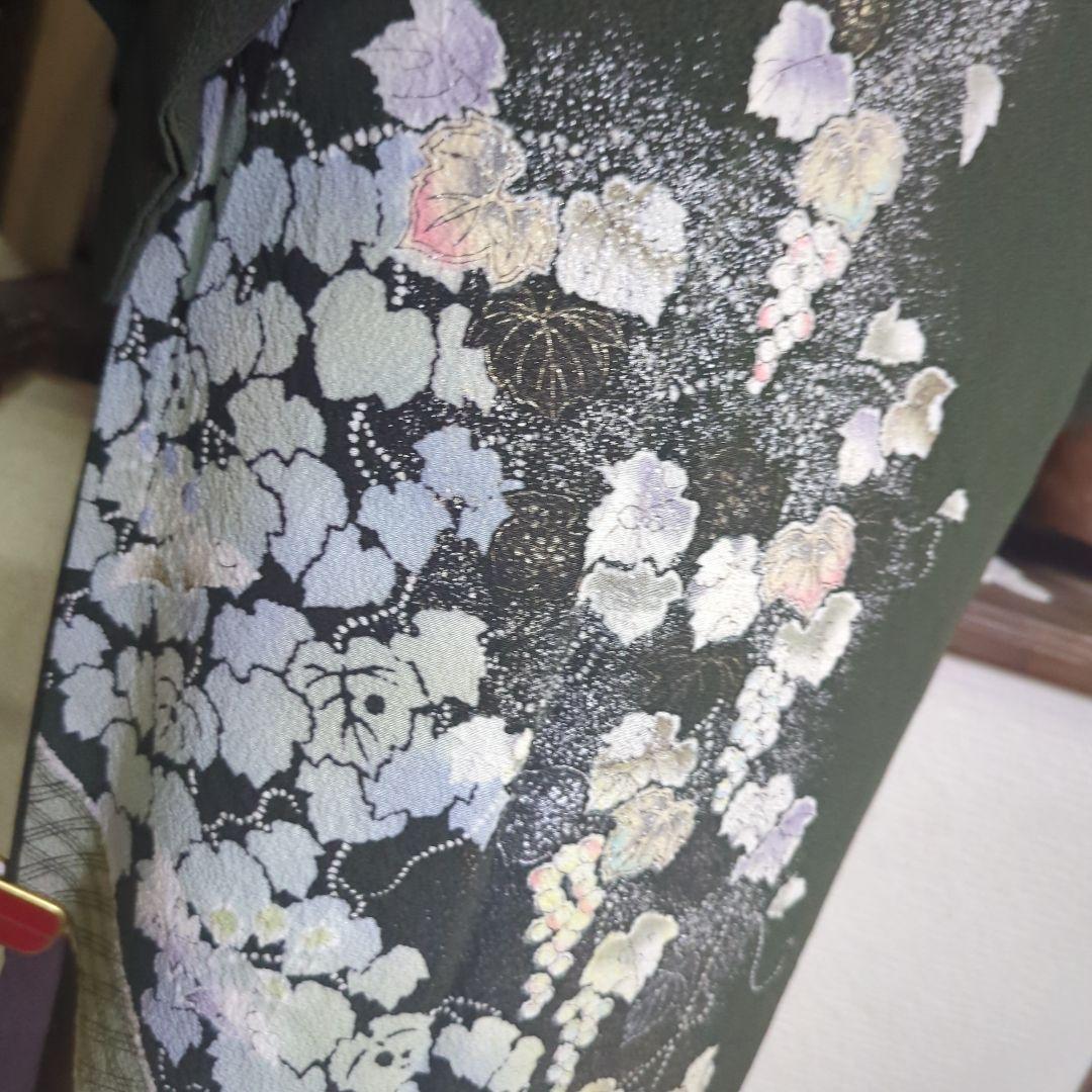 落款が入ります、青丹色の地に煌めく葡萄柄が繊細な