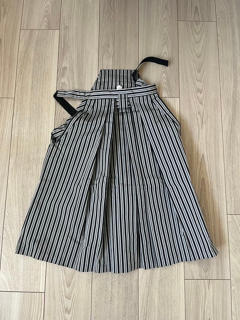 黒い刺繍入り着物（ストライプの袴と小物付き）#七五三