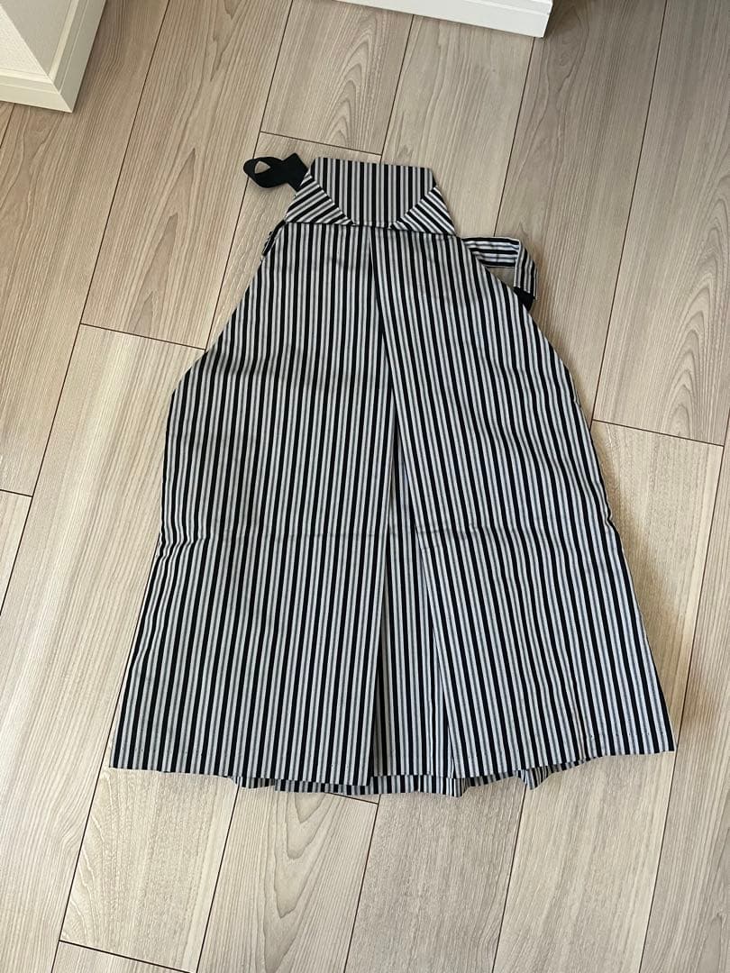 黒い刺繍入り着物（ストライプの袴と小物付き）#七五三