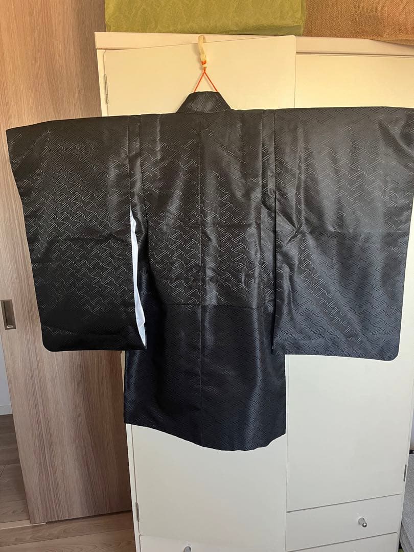 黒い刺繍入り着物（ストライプの袴と小物付き）#七五三