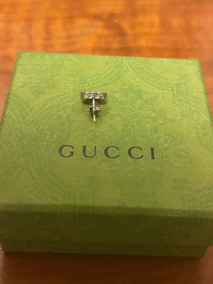 GUCCI シルバー スタッドピアス