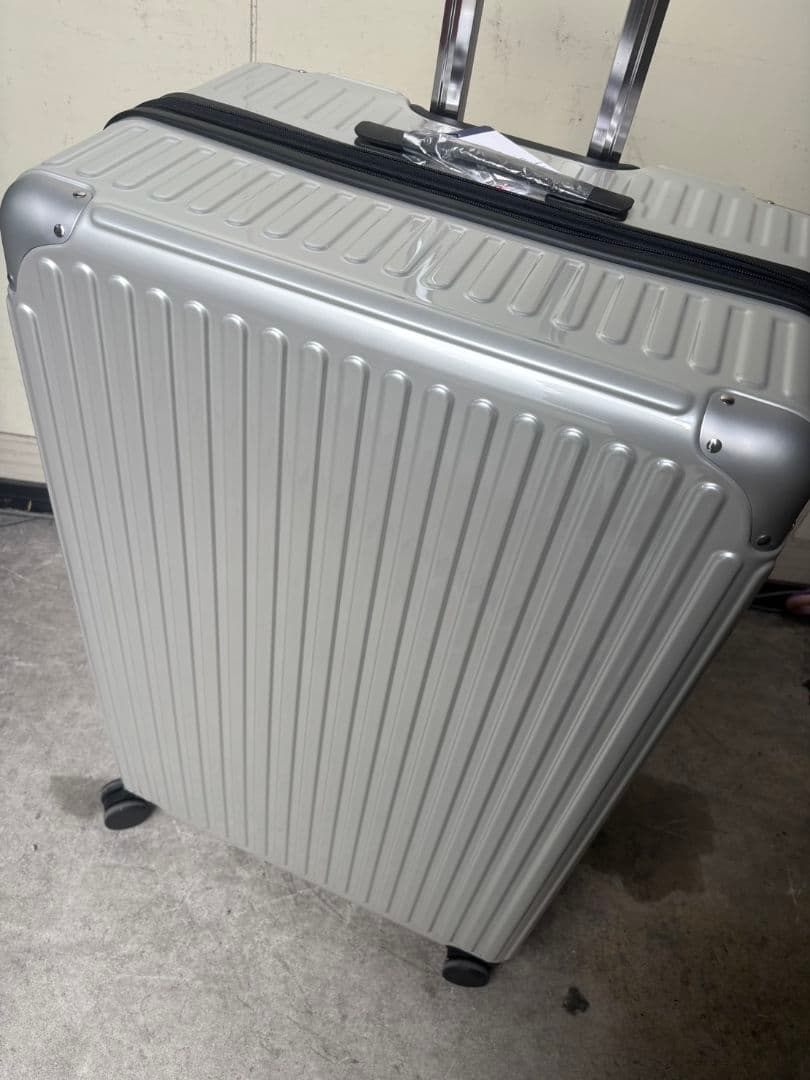 大容量特大LLサイズ　スーツケース　鏡面加工デザインシルバー32インチ150 L
