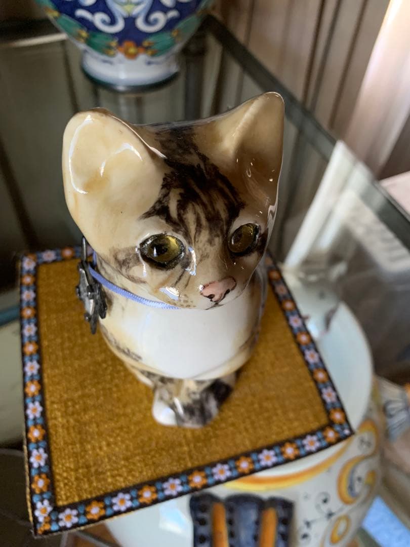 ケンジントンキャット　高さ21㎝の銀の猫ペンダント付けた可愛い￼猫ちゃん！