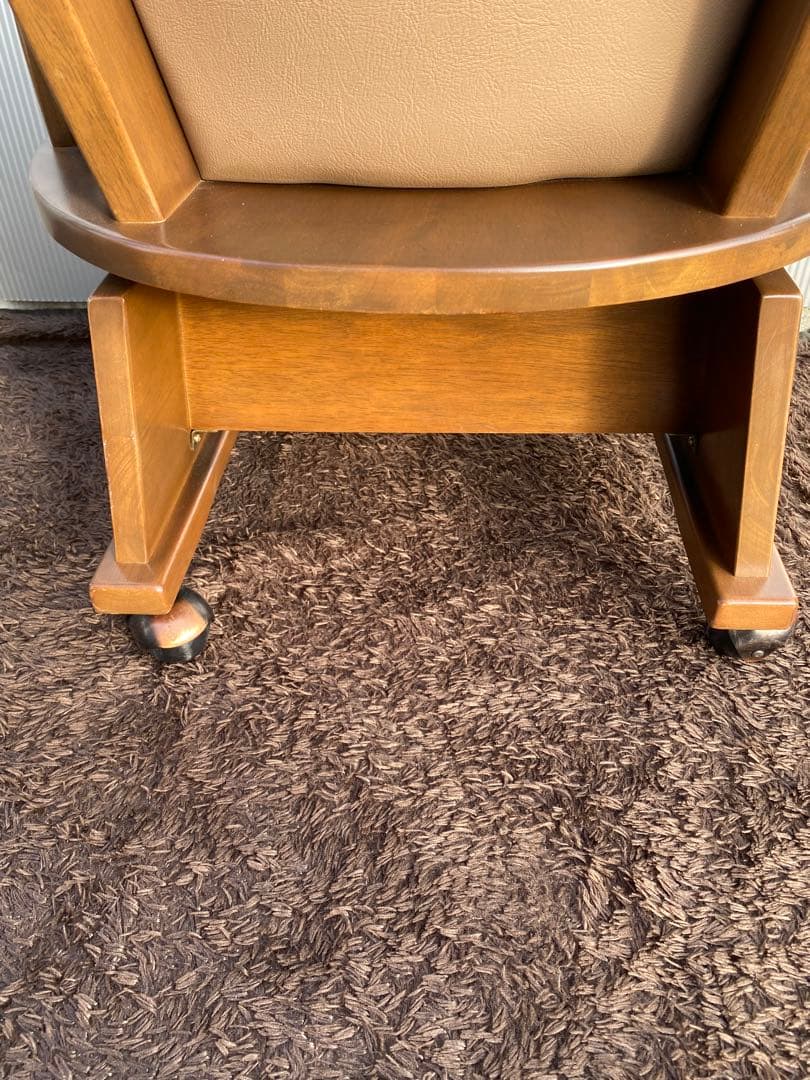 ベージュの木製アームチェア (キャスター付き)ヴィンテージ　レトロ