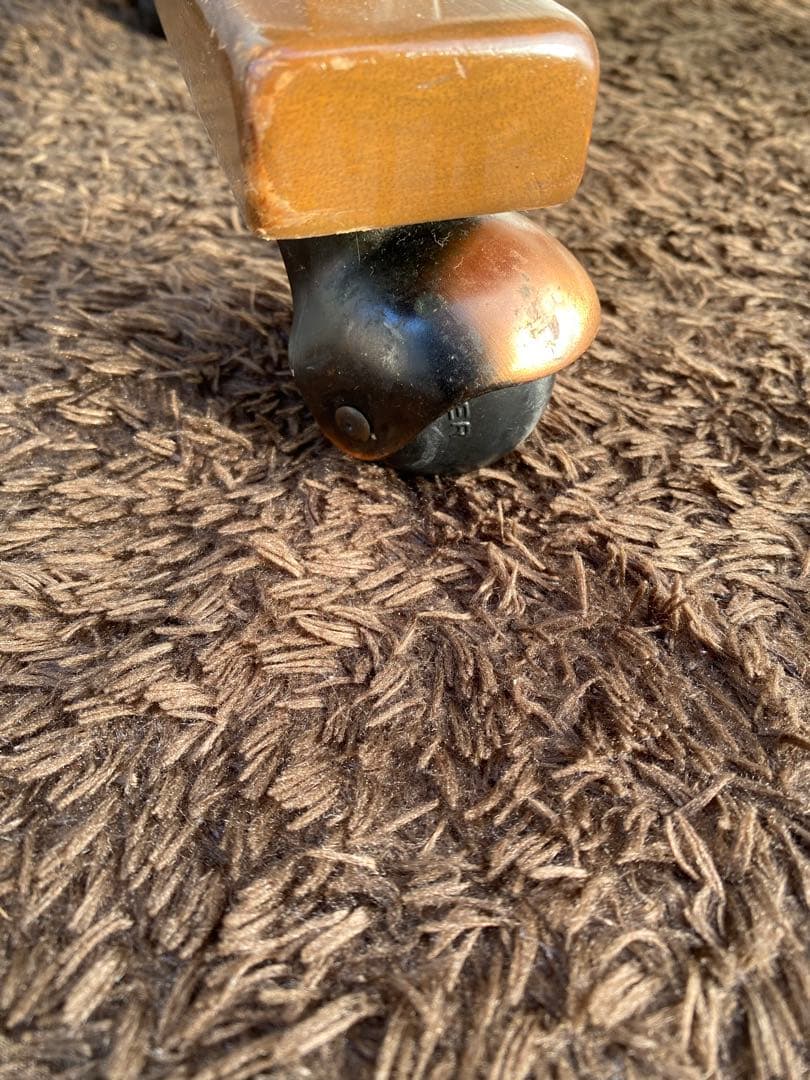 ベージュの木製アームチェア (キャスター付き)ヴィンテージ　レトロ