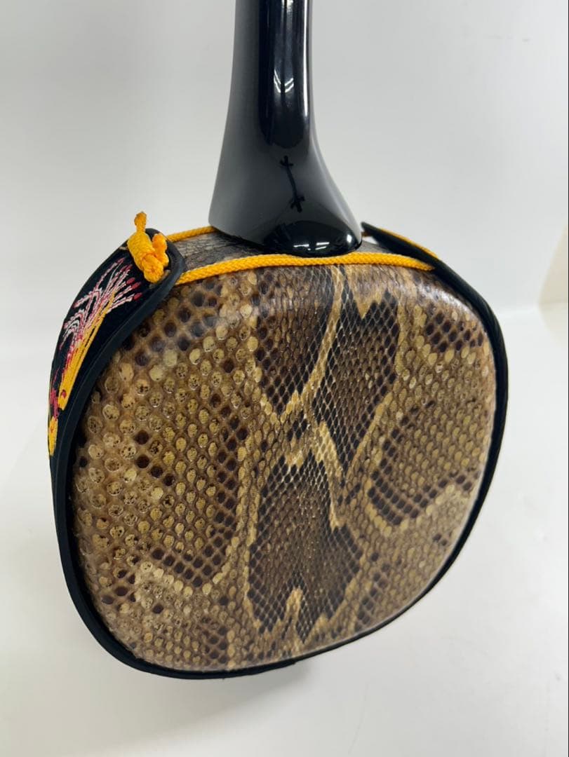 ④ 沖縄 三線 本蛇革 ハードケース付き 初心者 入門 蛇皮 本革