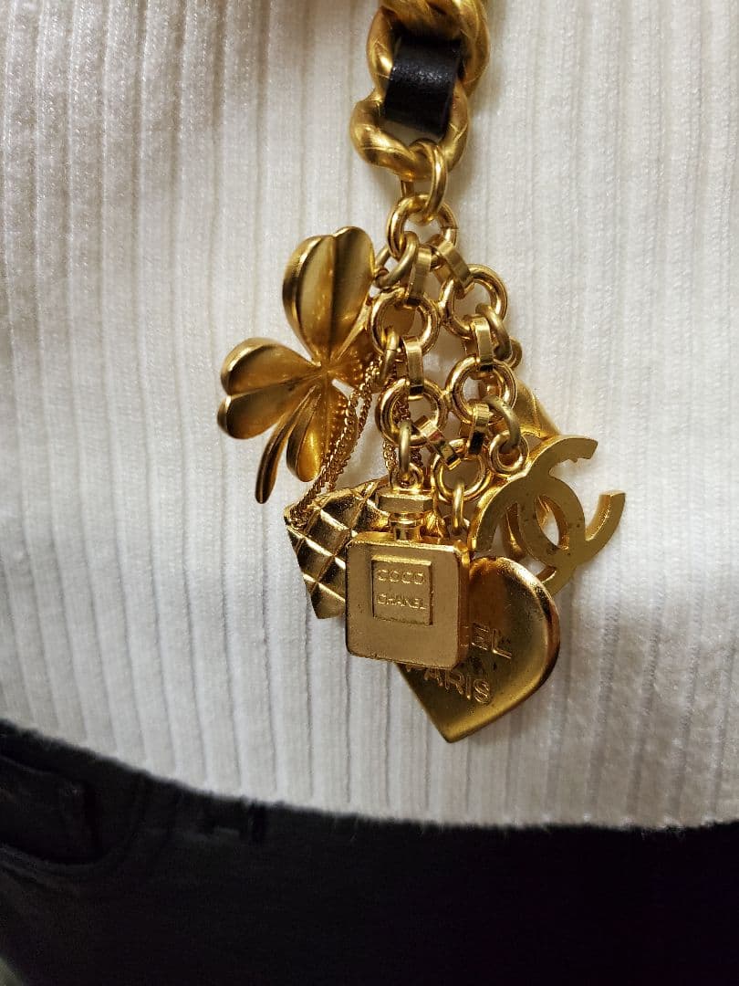 CHANEL シャネル　ゴールドチェーンベルト チャーム付き