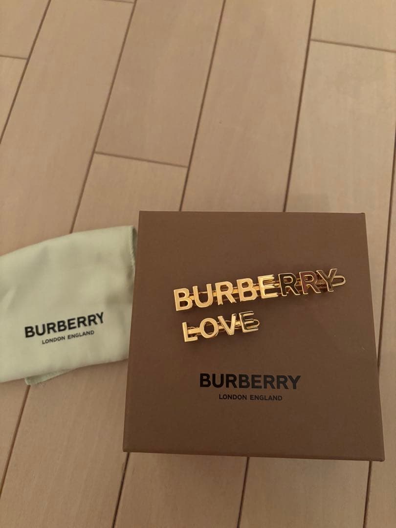BURBERRY LOVE ヘアピン ゴールド　ヘアアクセ　バーバリー