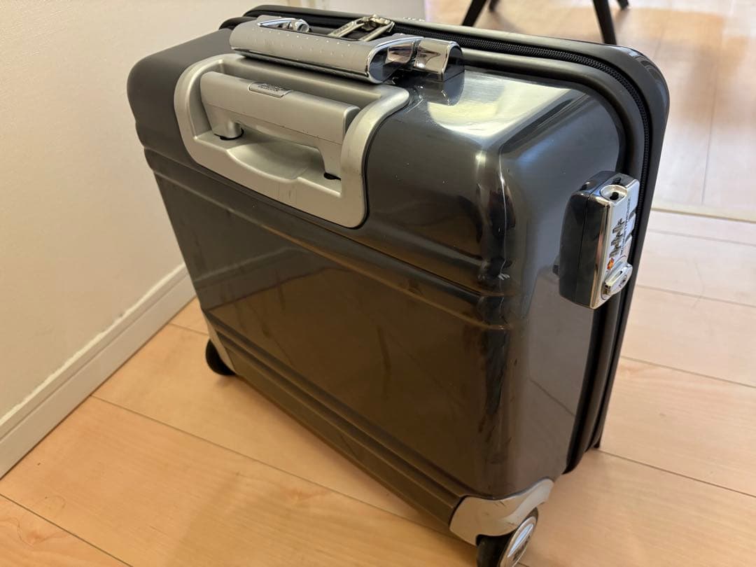 ZERO HALLIBURTON ビジネスキャリーケース グレー　2輪