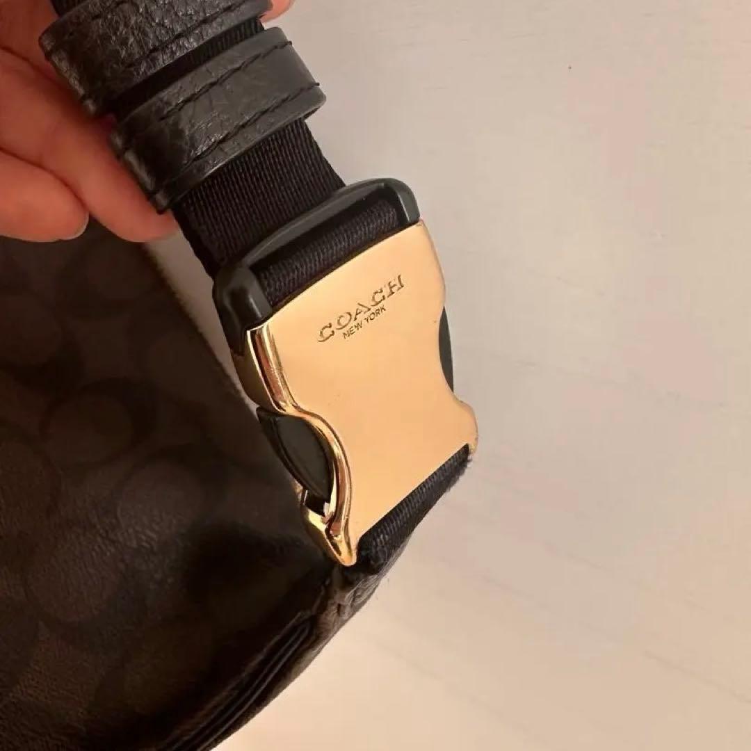 COACH ブラック ボディバッグ