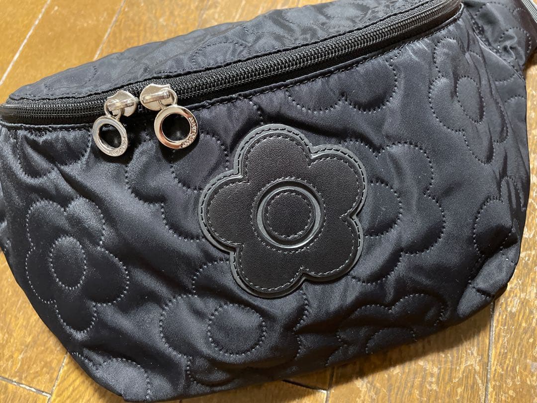 MARY QUANT ボディバッグ キルティング 花 デイジー ブラック マリ