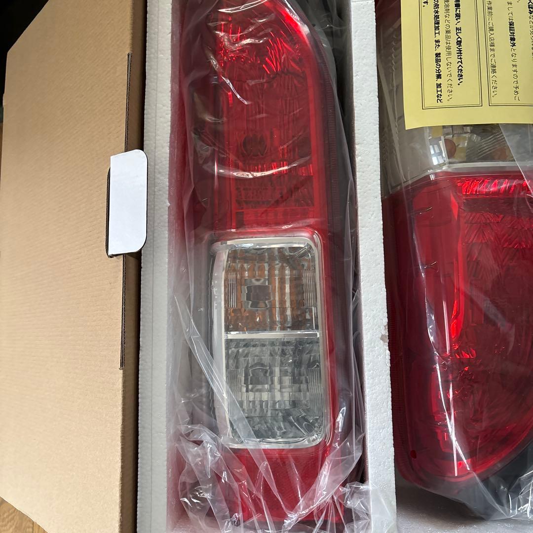 ハイエース　200系　純正テールランプ