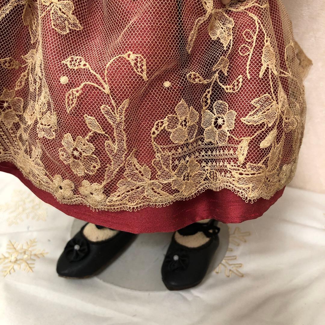 赤いドレスのビスクドール