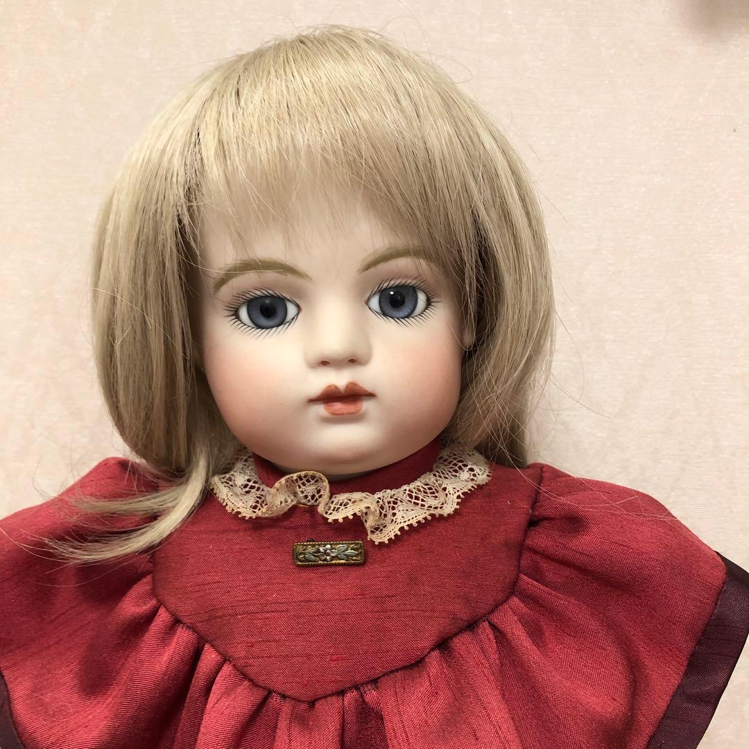 赤いドレスのビスクドール