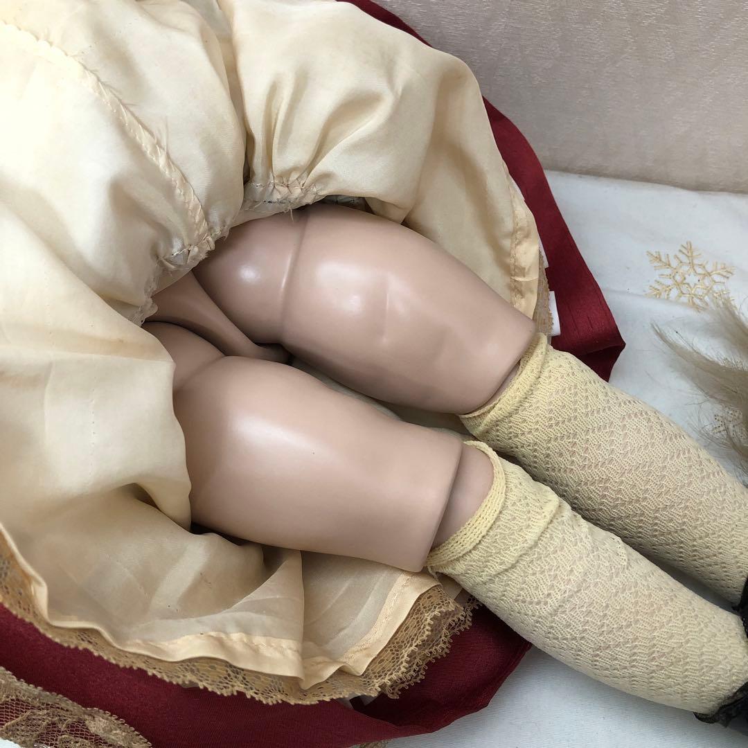 赤いドレスのビスクドール