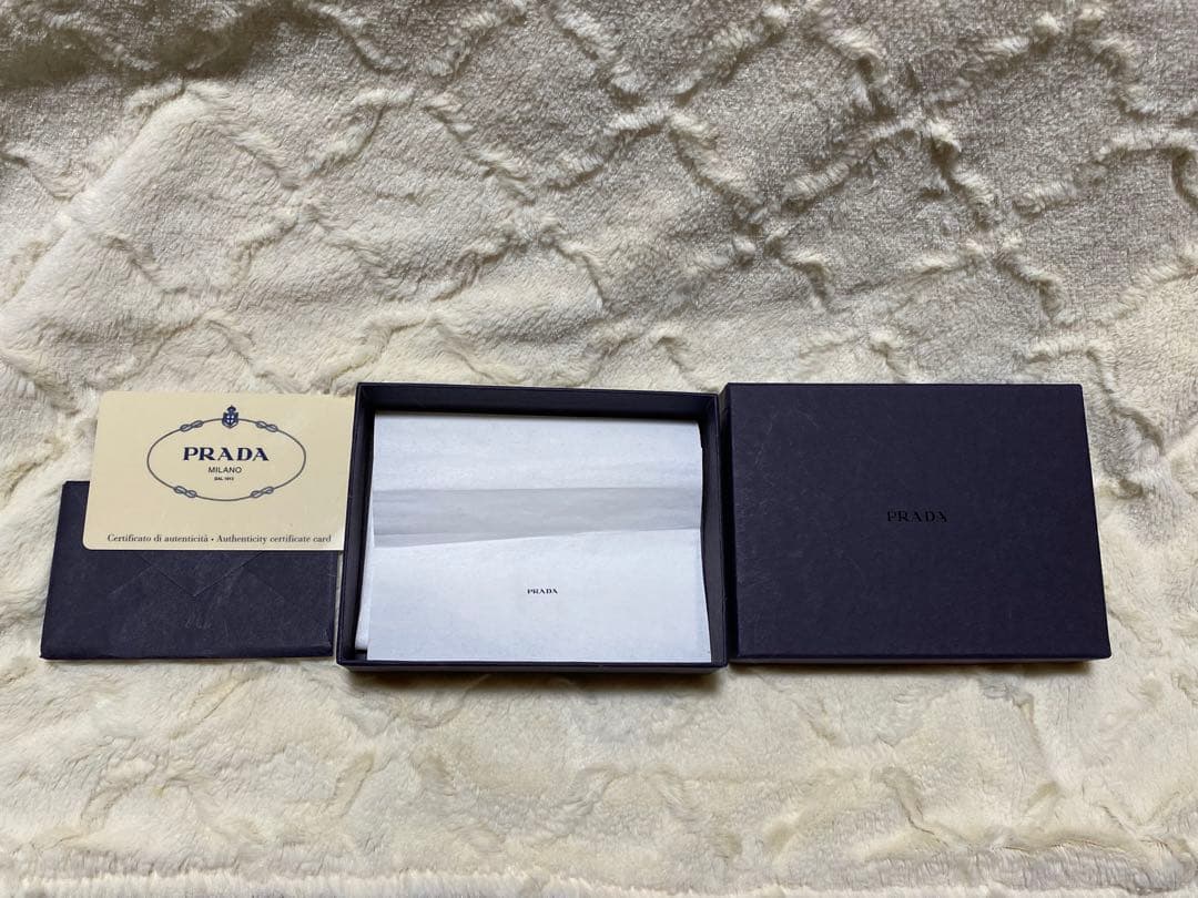 チャンドラー様用新品未使用・PRADA ベージュ キーケース