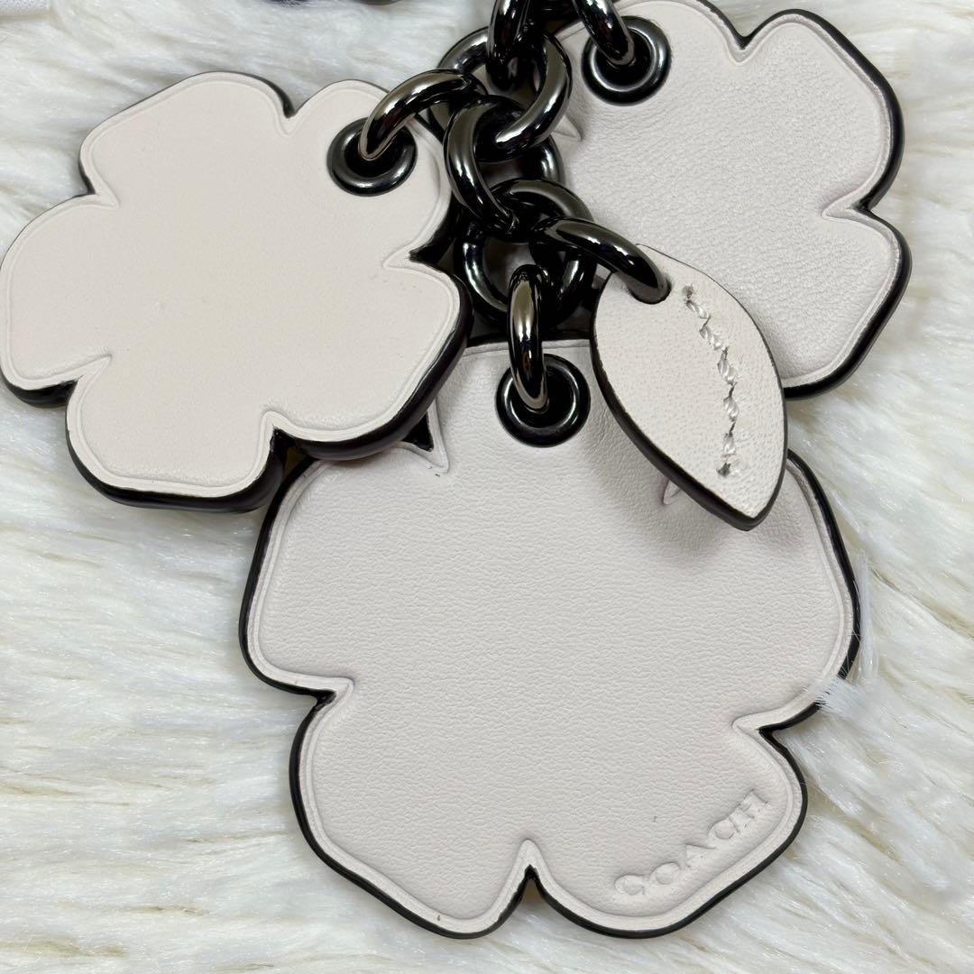 未使用級 COACH ティーローズ キーホルダー バック チャーム 花 - メルカリ