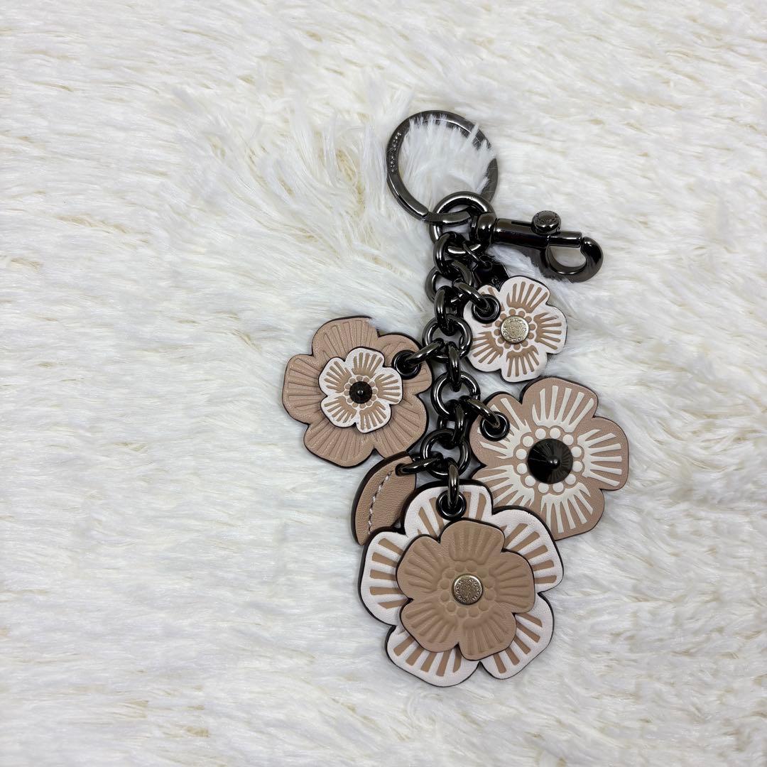 未使用級 COACH ティーローズ キーホルダー バック チャーム 花 - メルカリ