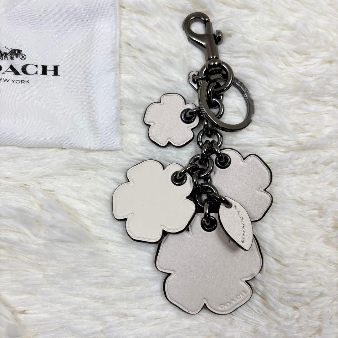 未使用級 COACH ティーローズ キーホルダー バック チャーム 花 - メルカリ