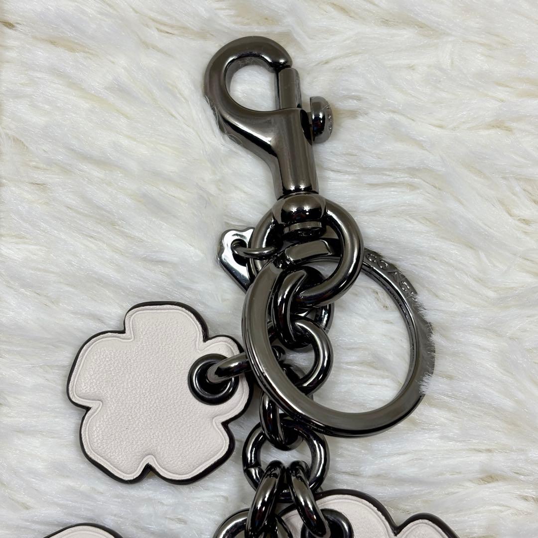 未使用級 COACH ティーローズ キーホルダー バック チャーム 花 - メルカリ