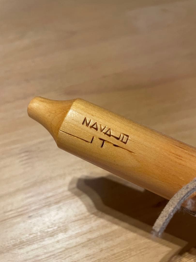 Navajo 木製フルート 動物彫刻付き