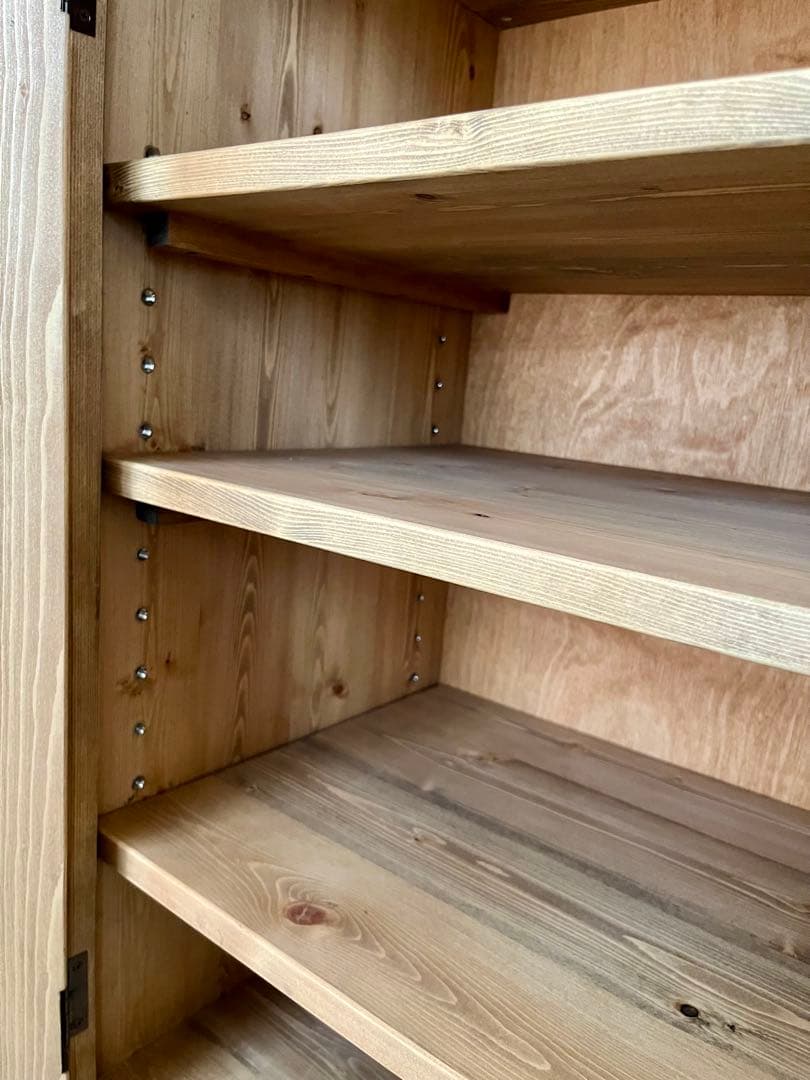 パイン無垢材 オーダーキャビネット チェッカーガラス扉