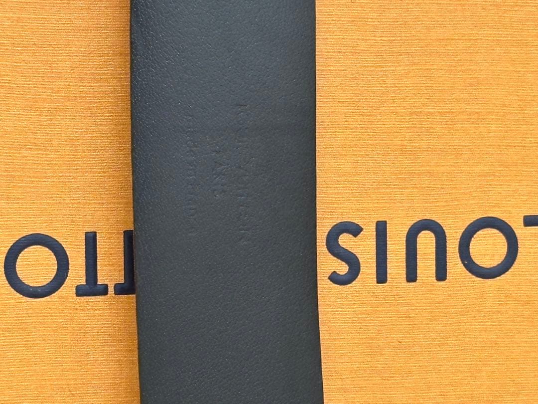 LOUIS VUITTON ブラックレザーベルト 85