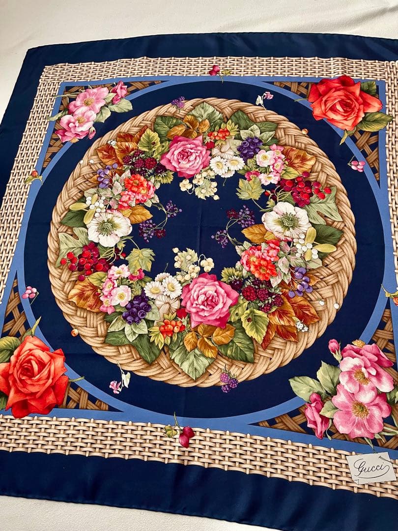 極美品　GUCCI グッチ　大判スカーフ　バスケット柄地にフラワー模様