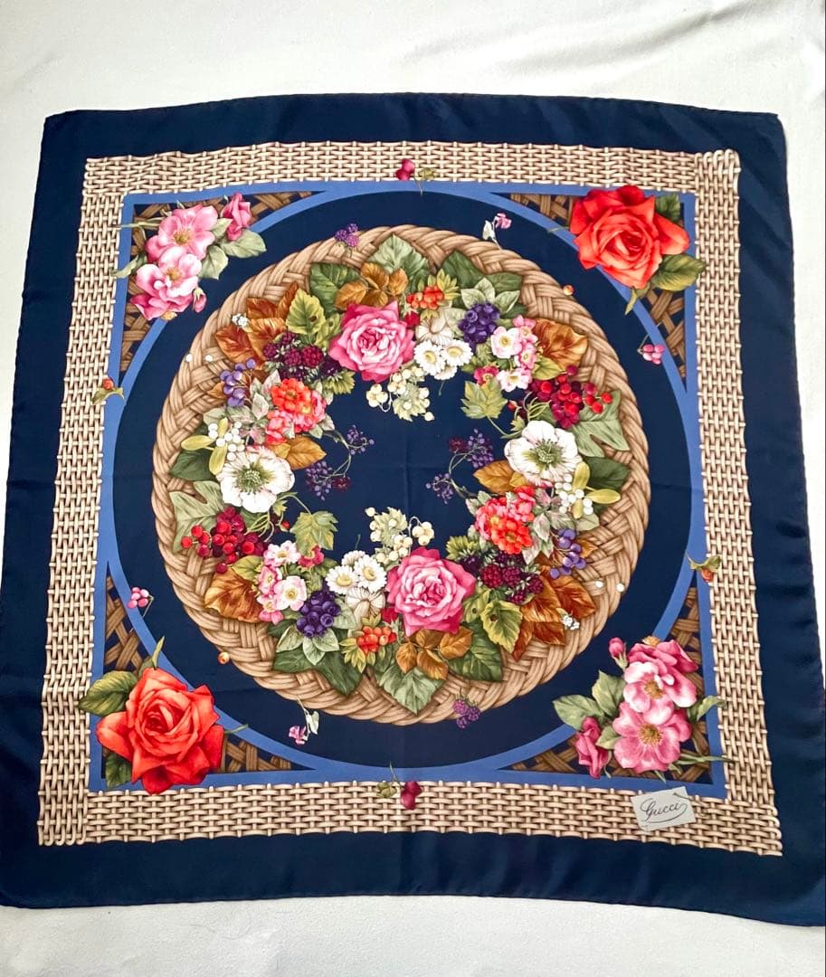 極美品　GUCCI グッチ　大判スカーフ　バスケット柄地にフラワー模様